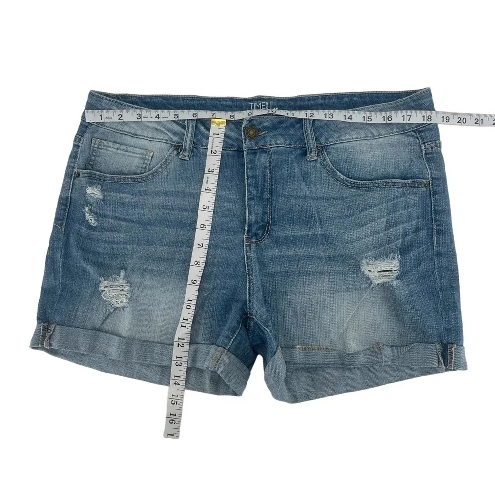 Time And Tru Mid Rise Cuffed Hem Distressed Jean Shorts Size 16 Women’s
